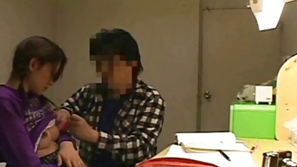 Aku menidurinya untuk memijat payudara anda dan sekolah jepang xxx